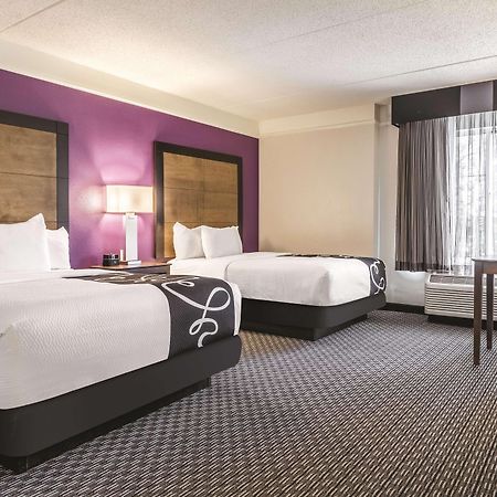 Отель La Quinta By Wyndham Alexandria Airport Экстерьер фото