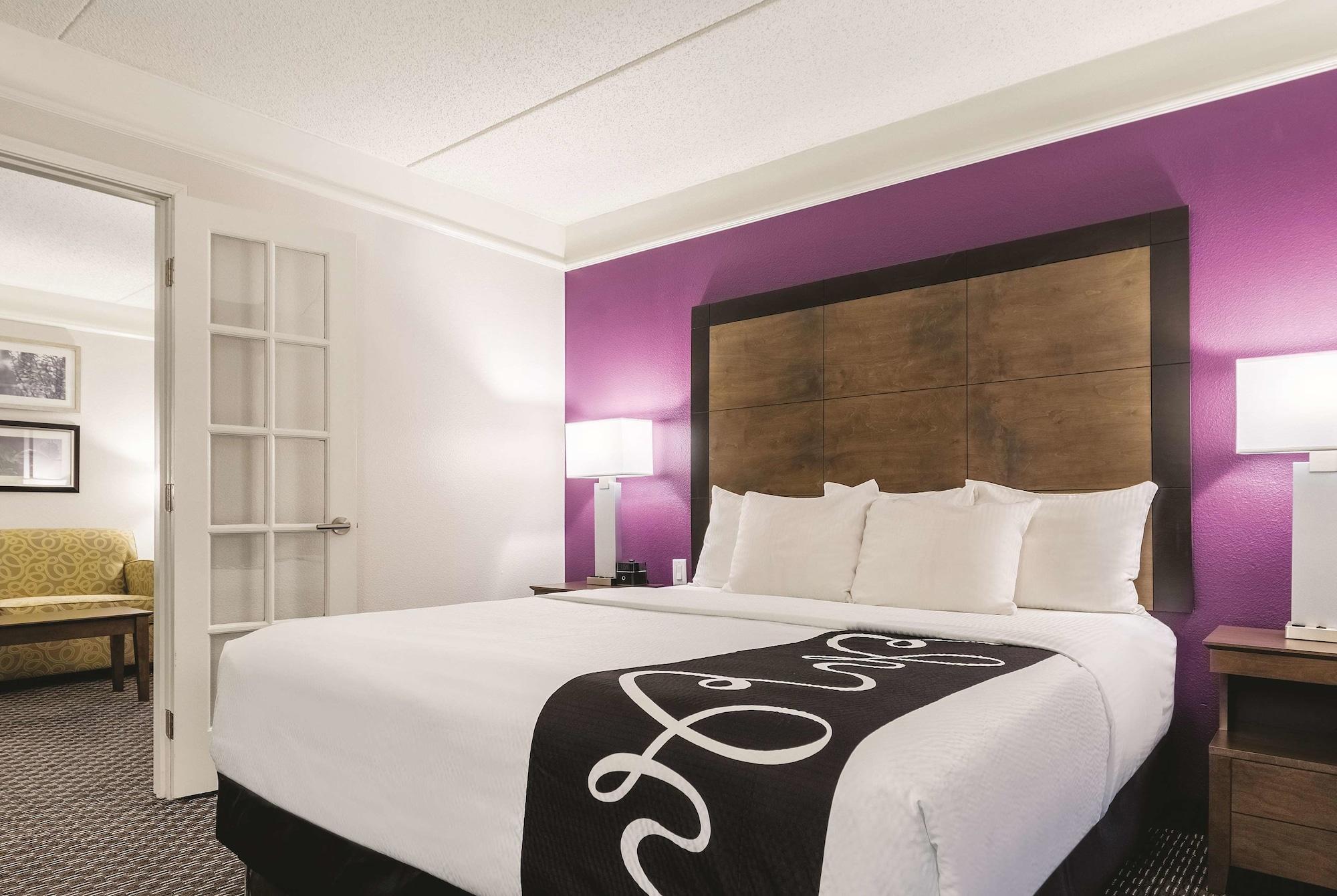 Отель La Quinta By Wyndham Alexandria Airport Экстерьер фото