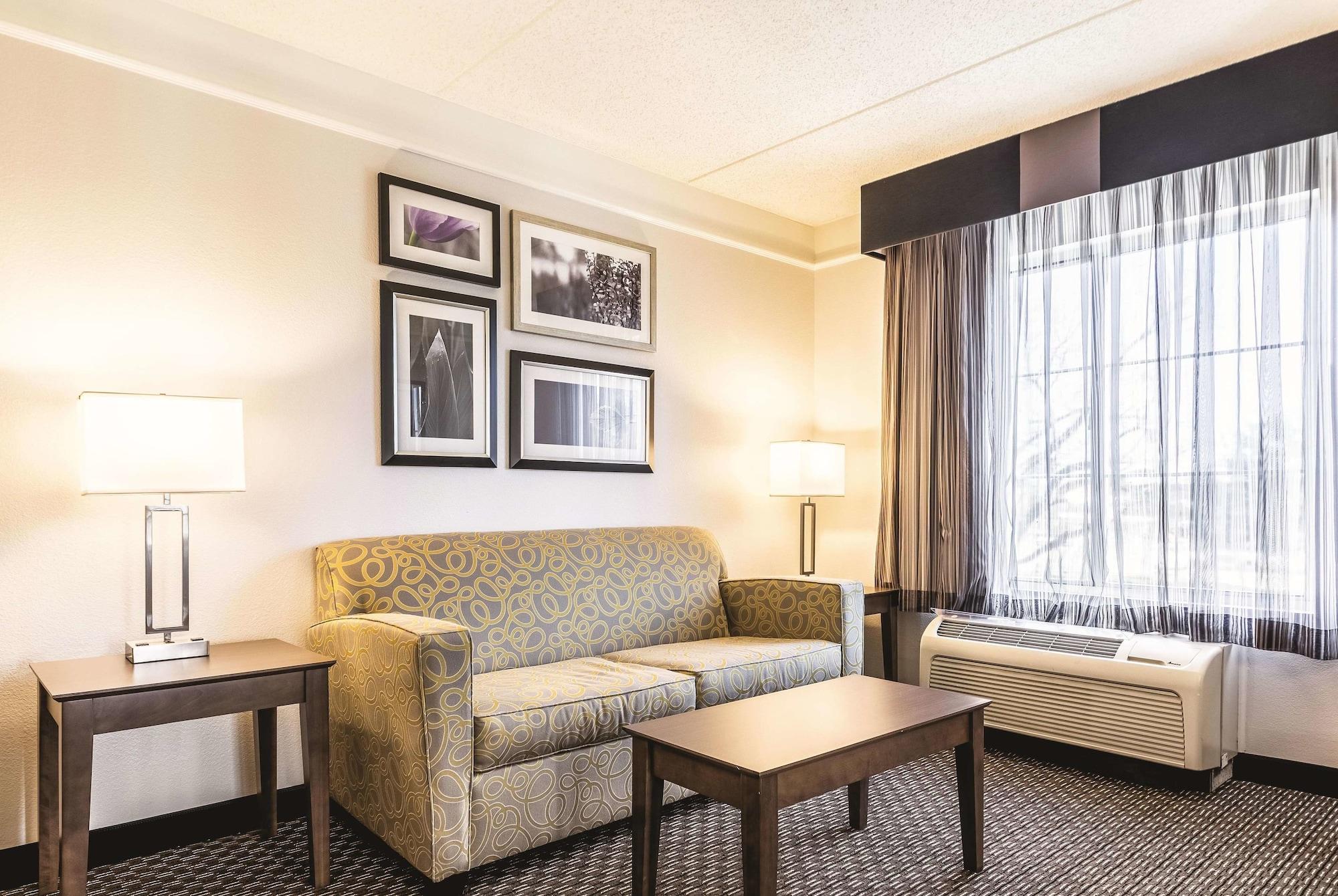 Отель La Quinta By Wyndham Alexandria Airport Экстерьер фото