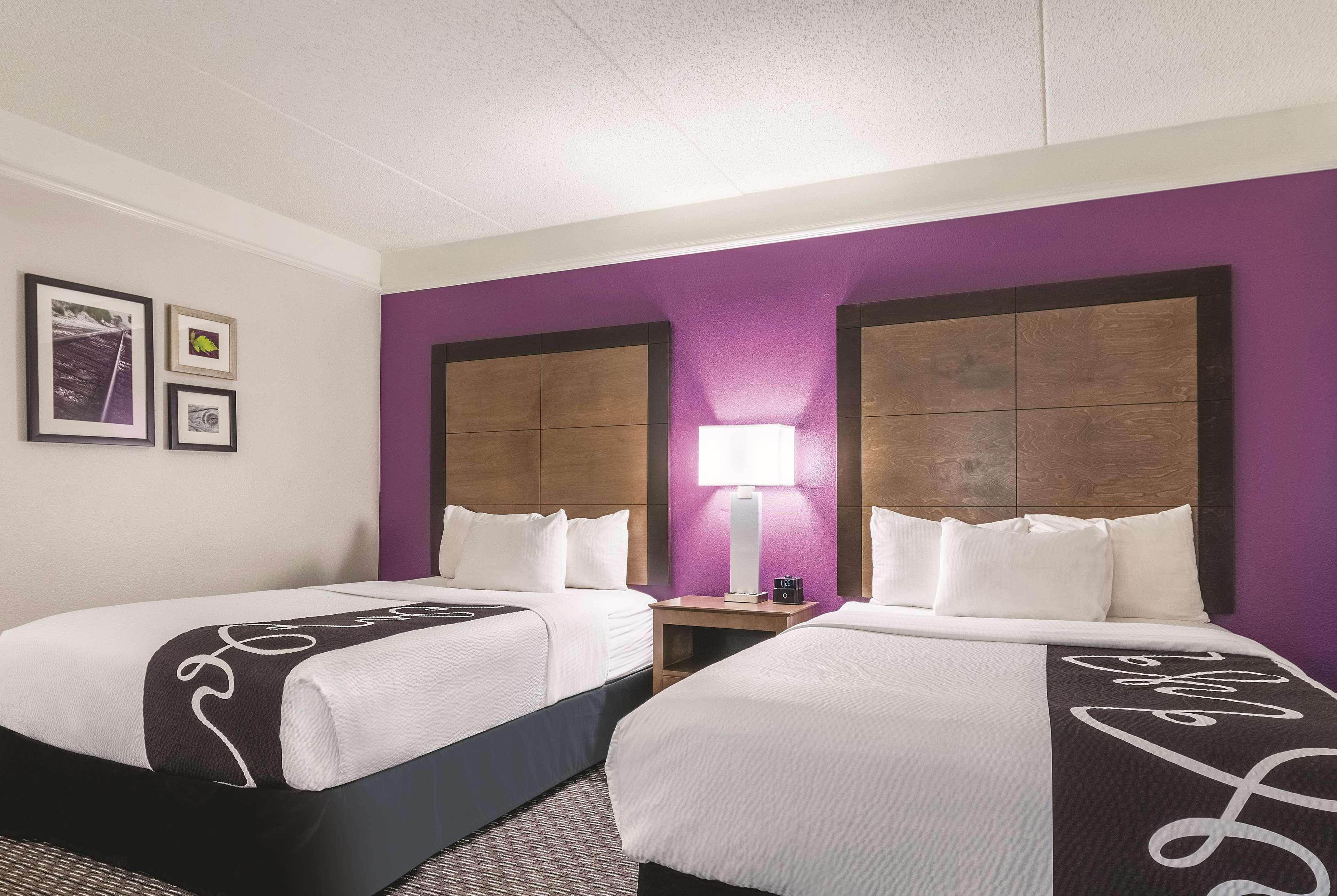 Отель La Quinta By Wyndham Alexandria Airport Экстерьер фото