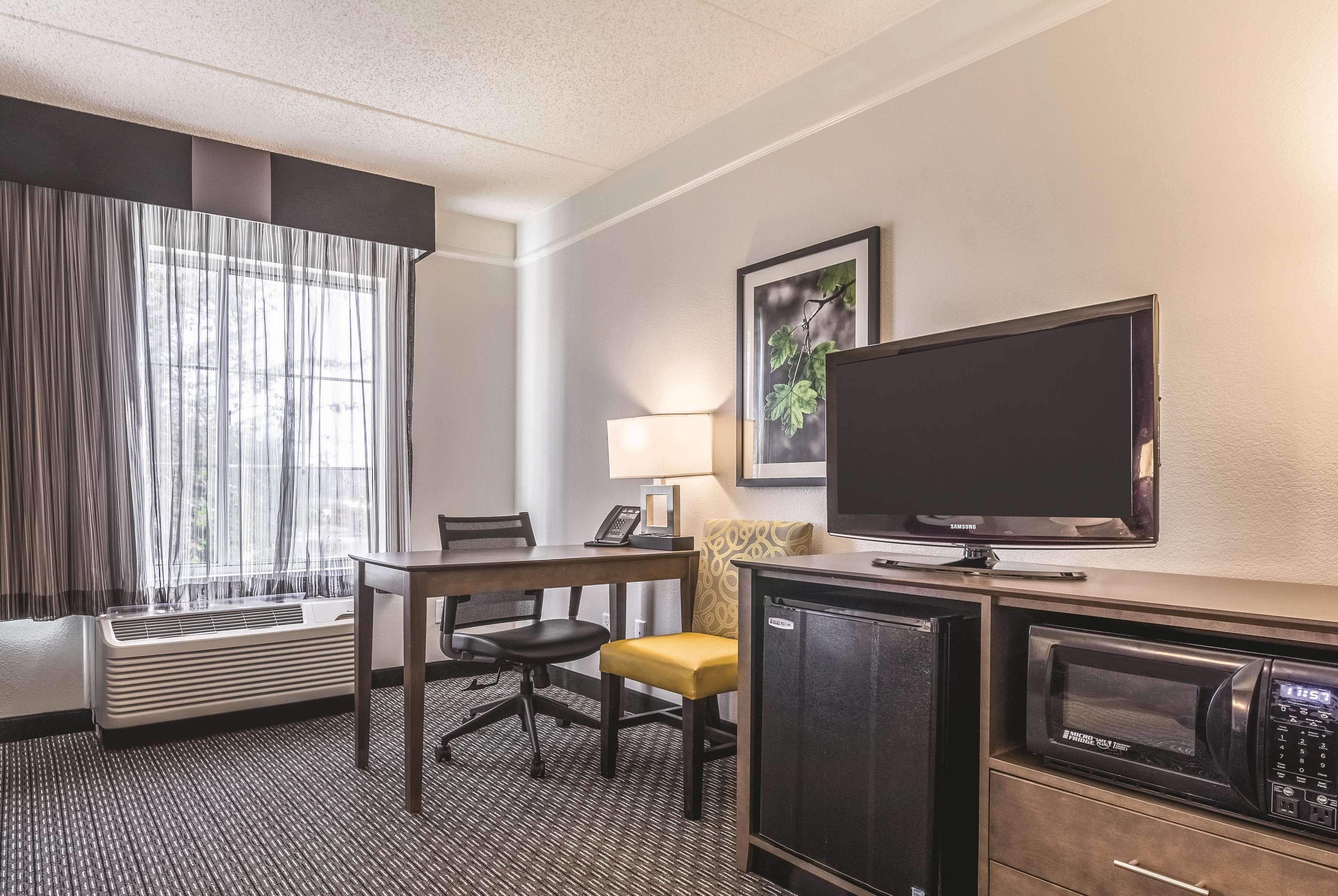 Отель La Quinta By Wyndham Alexandria Airport Экстерьер фото