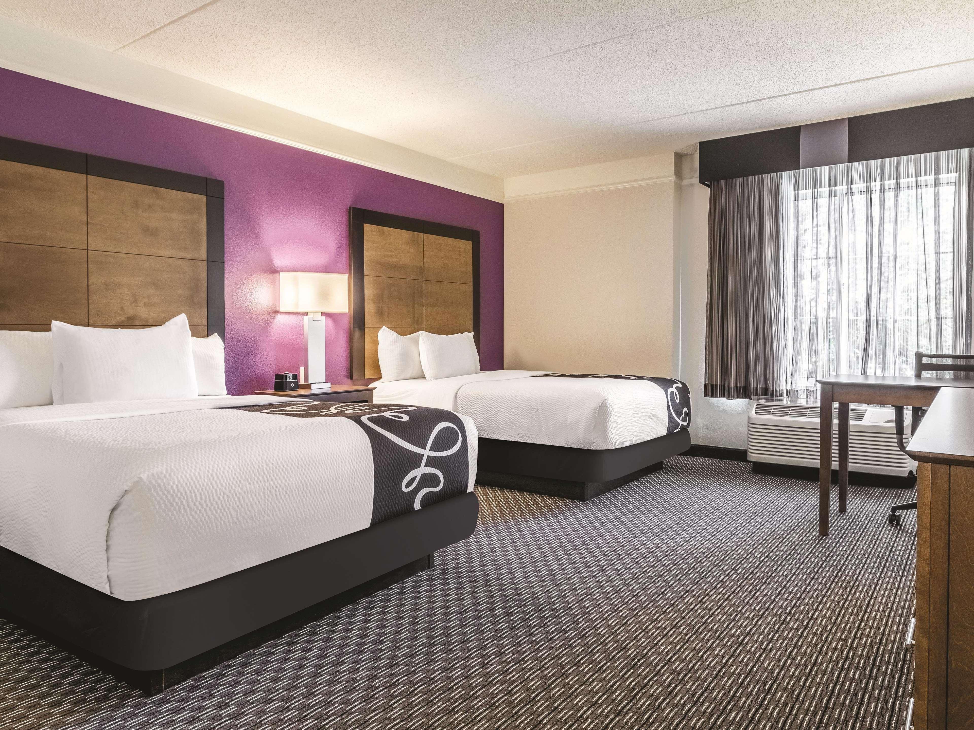 Отель La Quinta By Wyndham Alexandria Airport Экстерьер фото