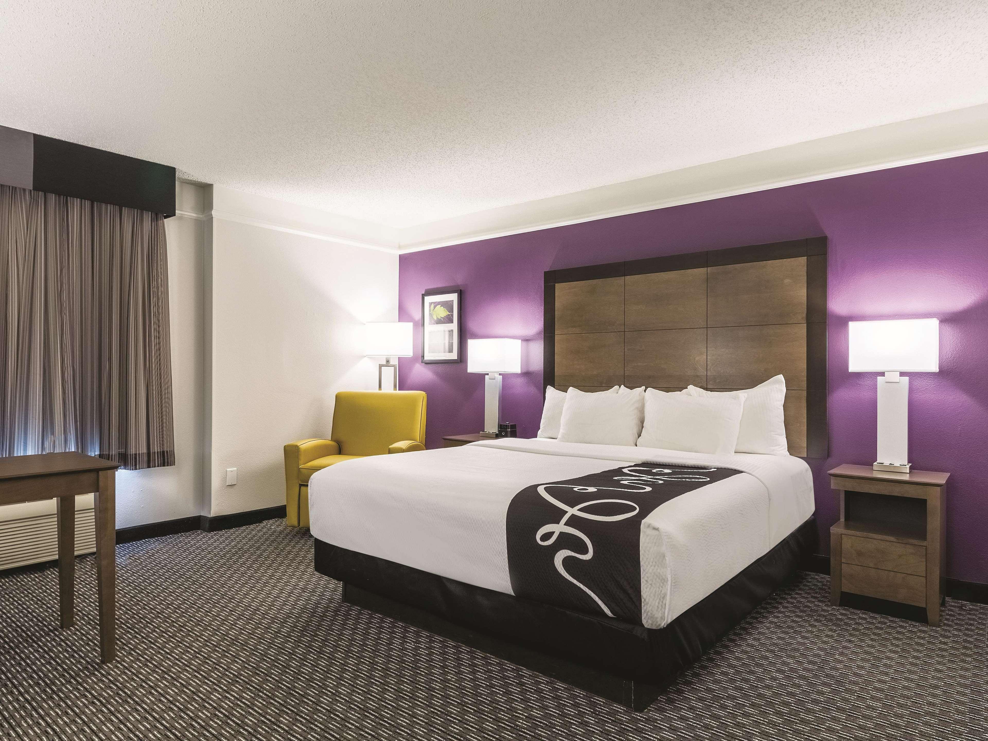 Отель La Quinta By Wyndham Alexandria Airport Экстерьер фото