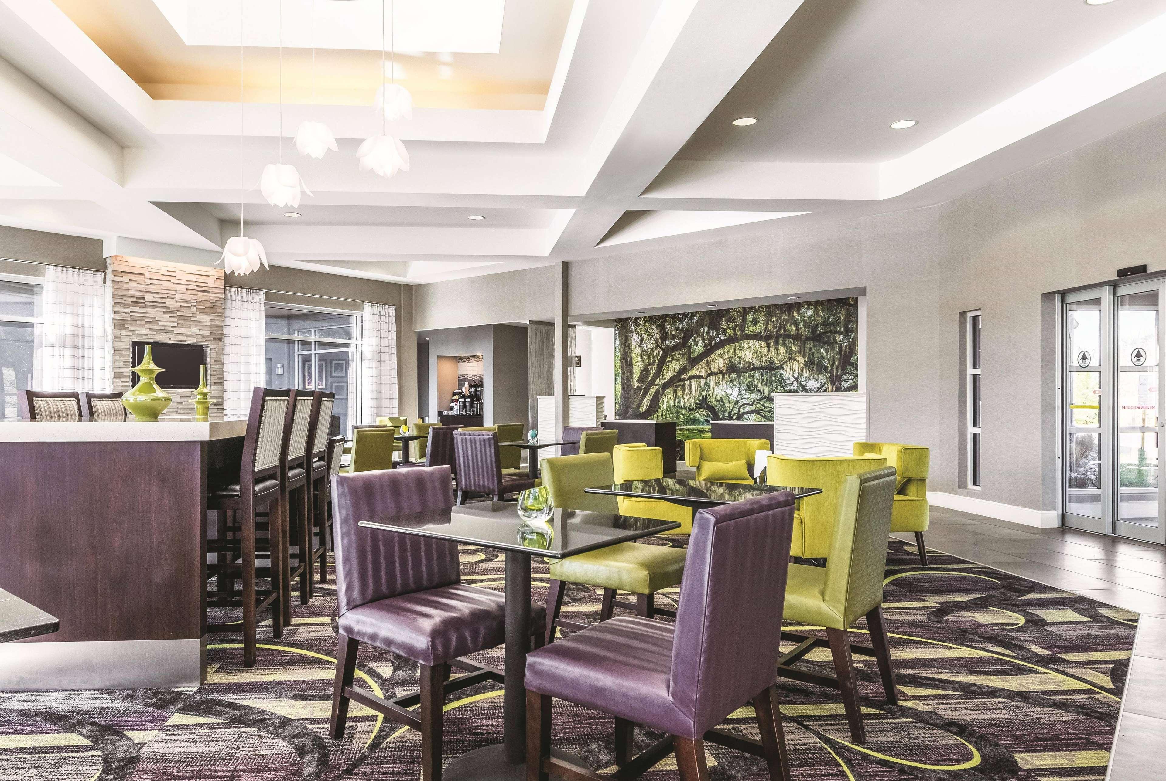 Отель La Quinta By Wyndham Alexandria Airport Экстерьер фото