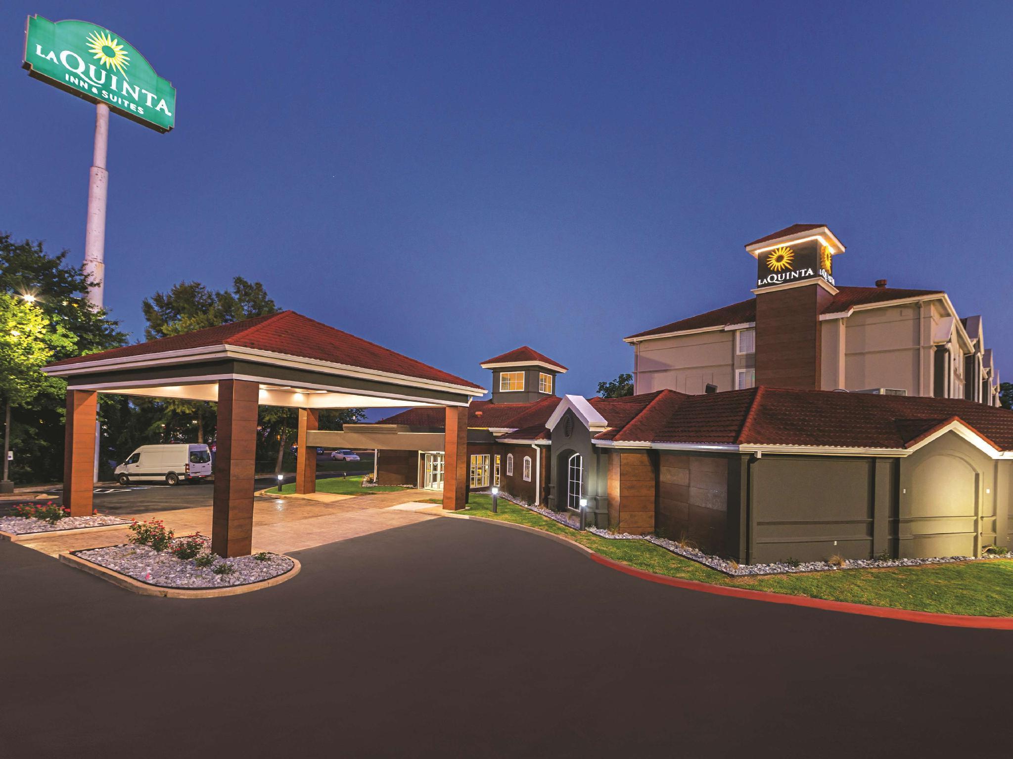 Отель La Quinta By Wyndham Alexandria Airport Экстерьер фото