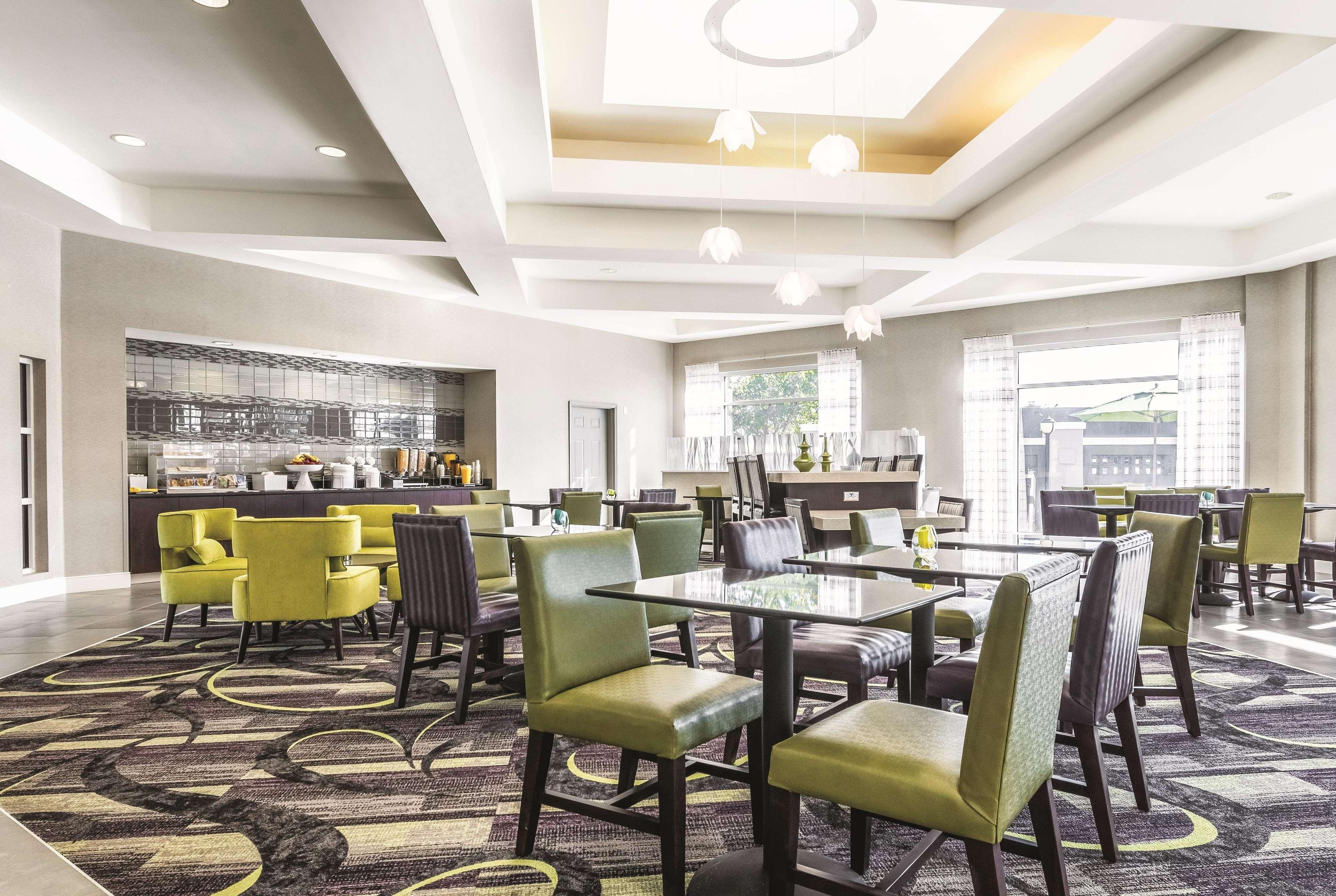 Отель La Quinta By Wyndham Alexandria Airport Экстерьер фото