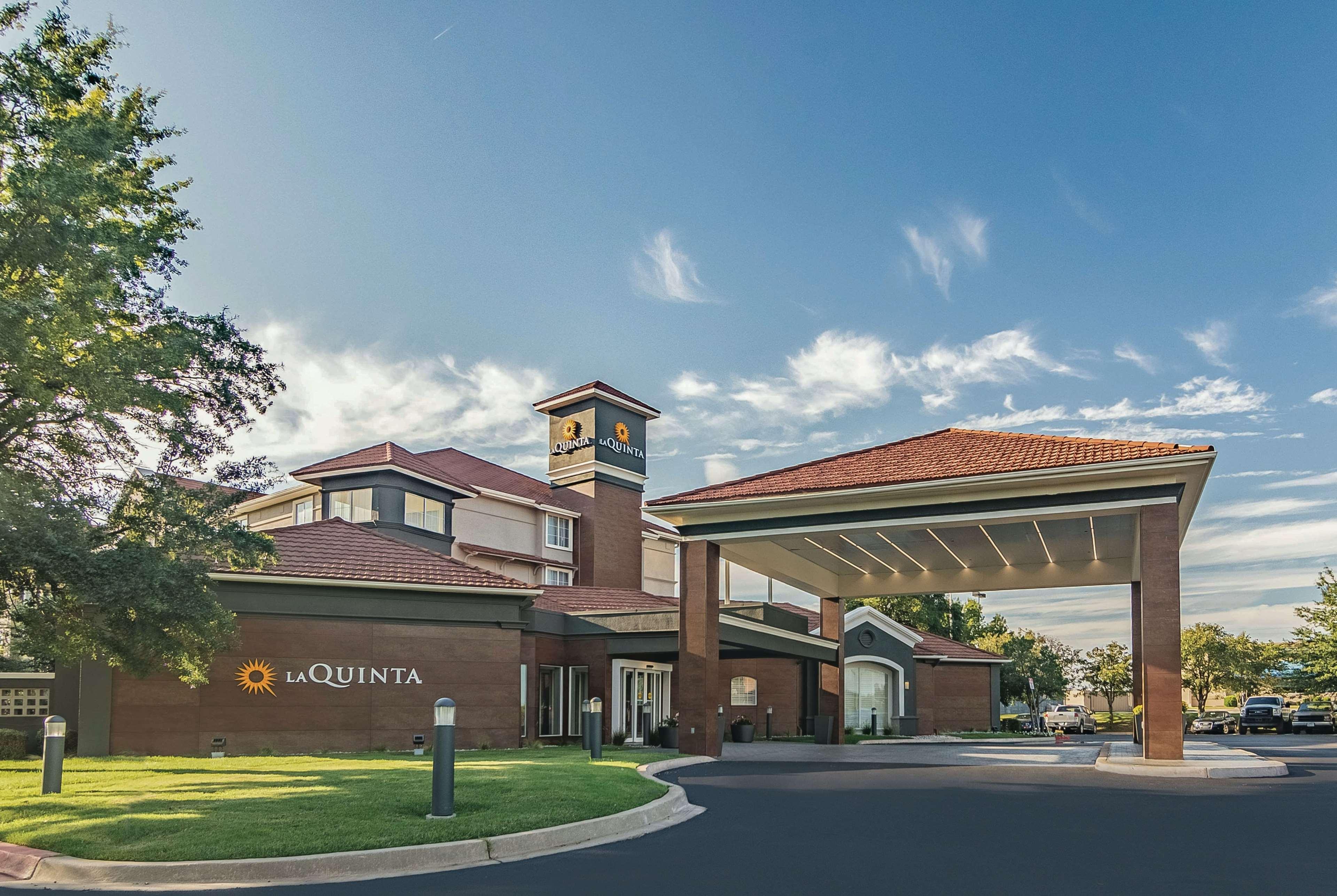 Отель La Quinta By Wyndham Alexandria Airport Экстерьер фото