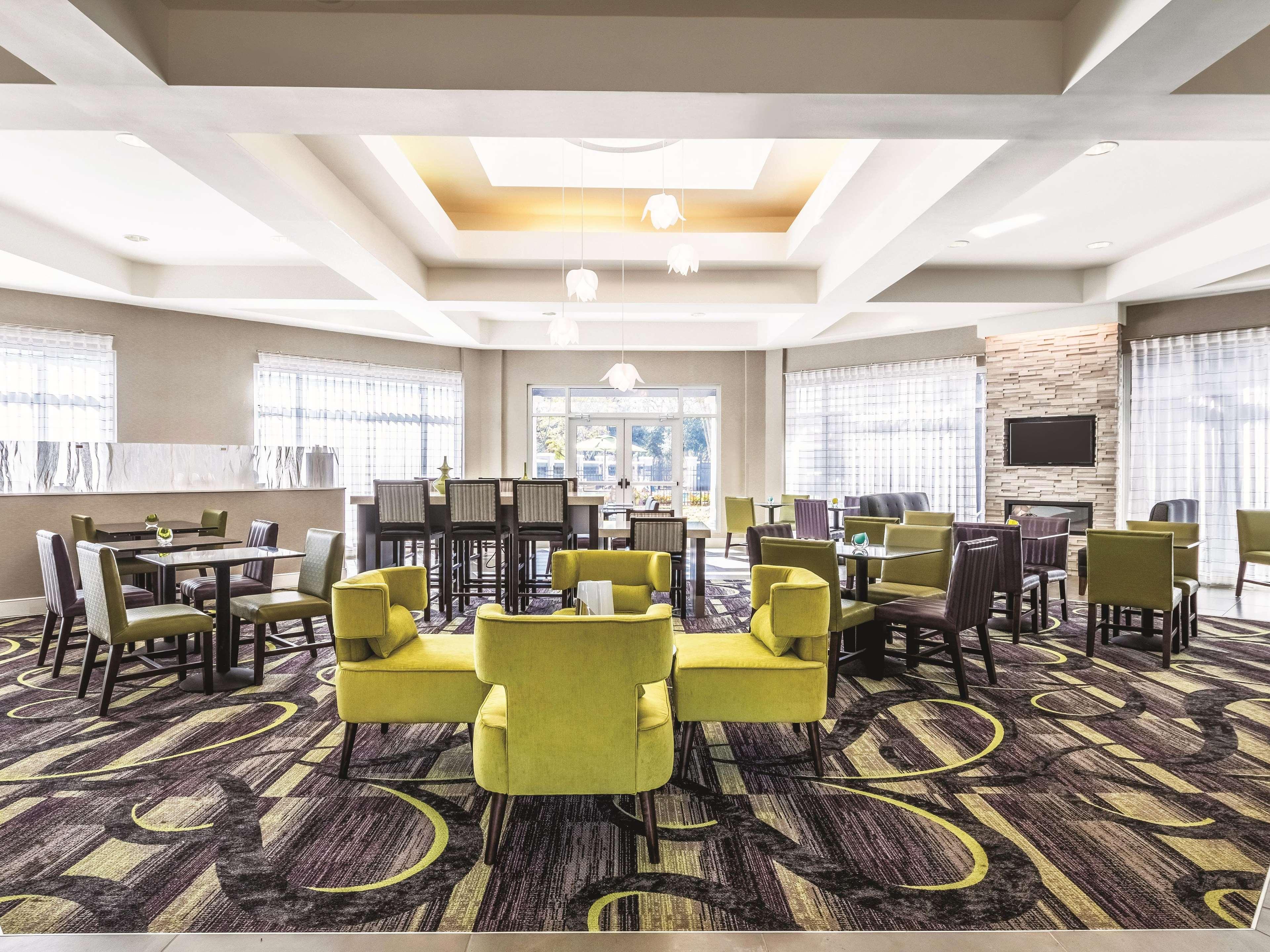 Отель La Quinta By Wyndham Alexandria Airport Экстерьер фото