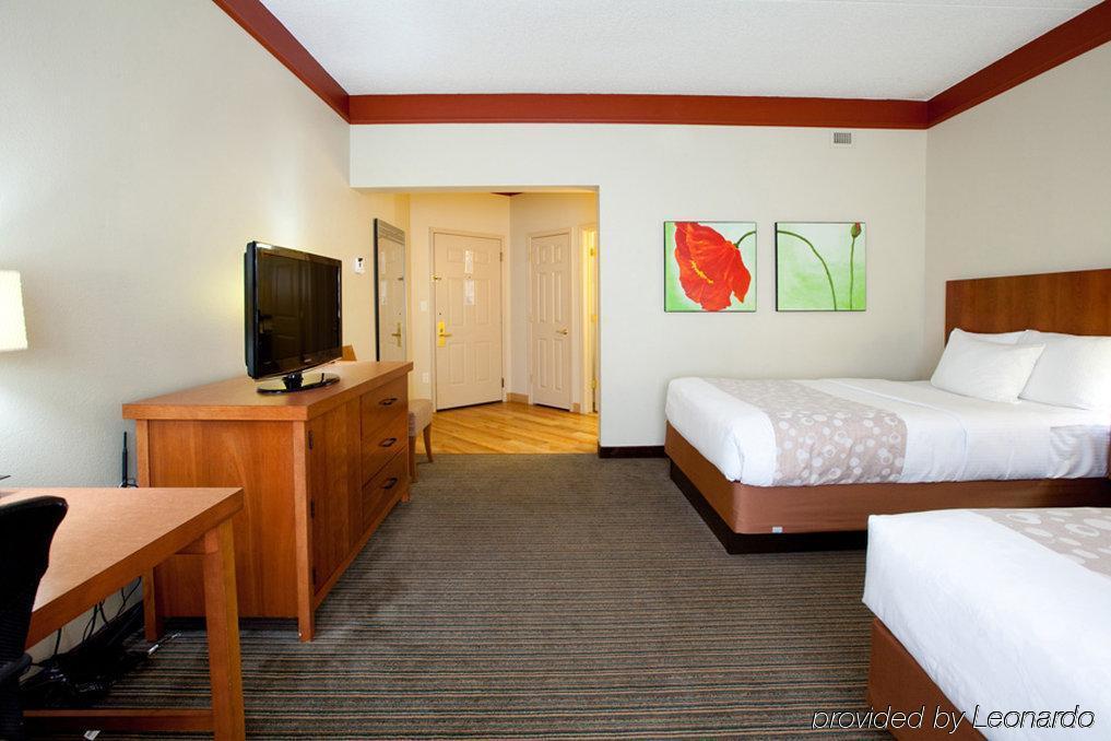Отель La Quinta By Wyndham Alexandria Airport Экстерьер фото
