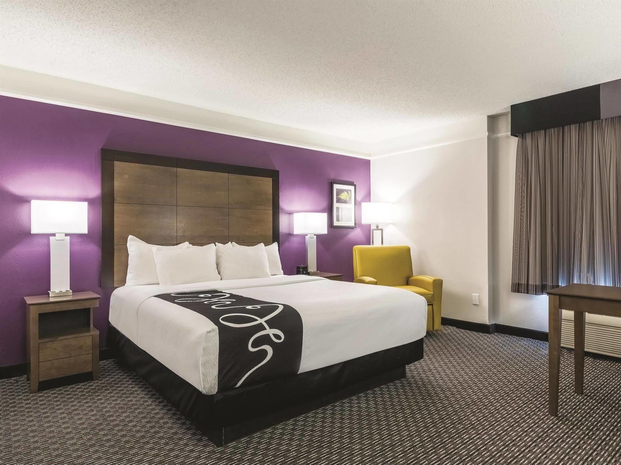 Отель La Quinta By Wyndham Alexandria Airport Экстерьер фото