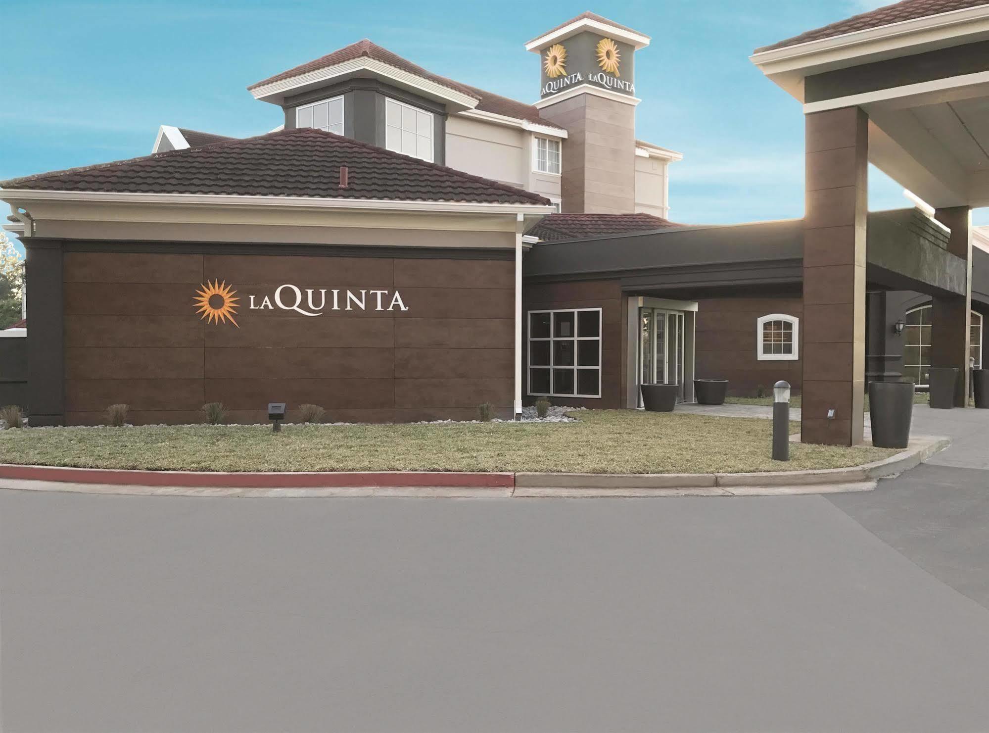 Отель La Quinta By Wyndham Alexandria Airport Экстерьер фото
