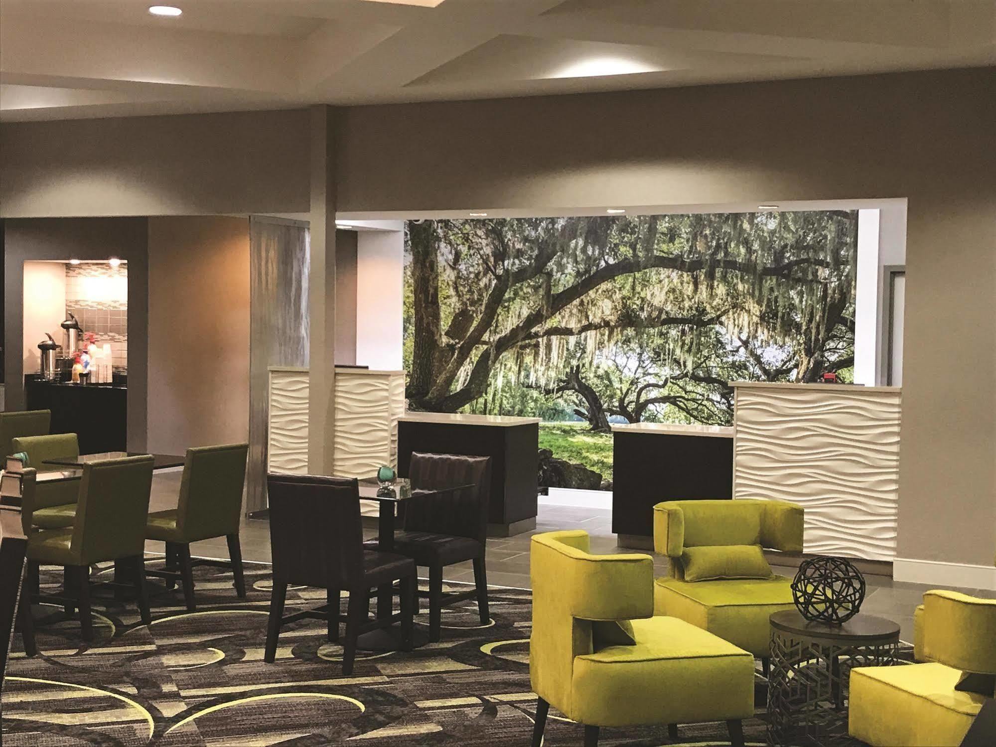 Отель La Quinta By Wyndham Alexandria Airport Экстерьер фото