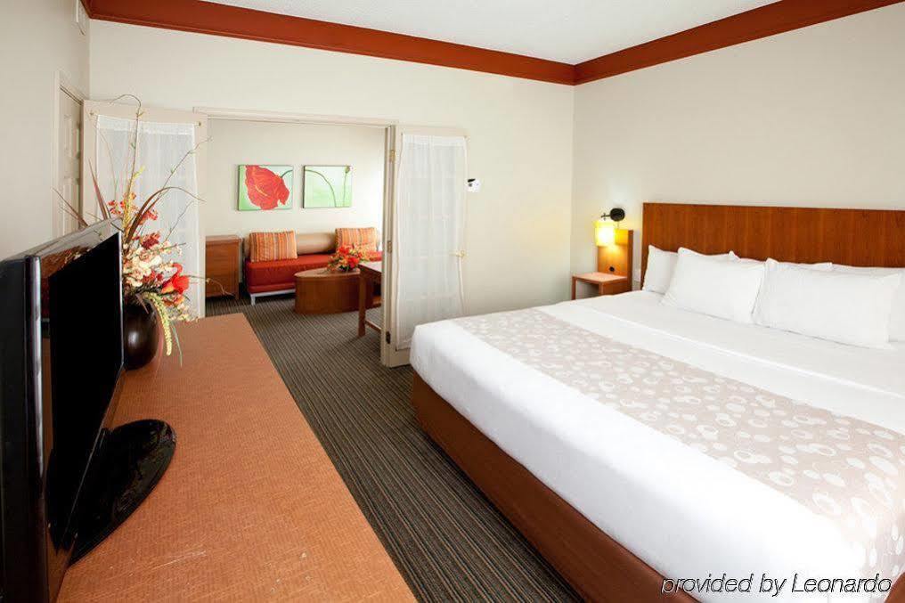 Отель La Quinta By Wyndham Alexandria Airport Экстерьер фото