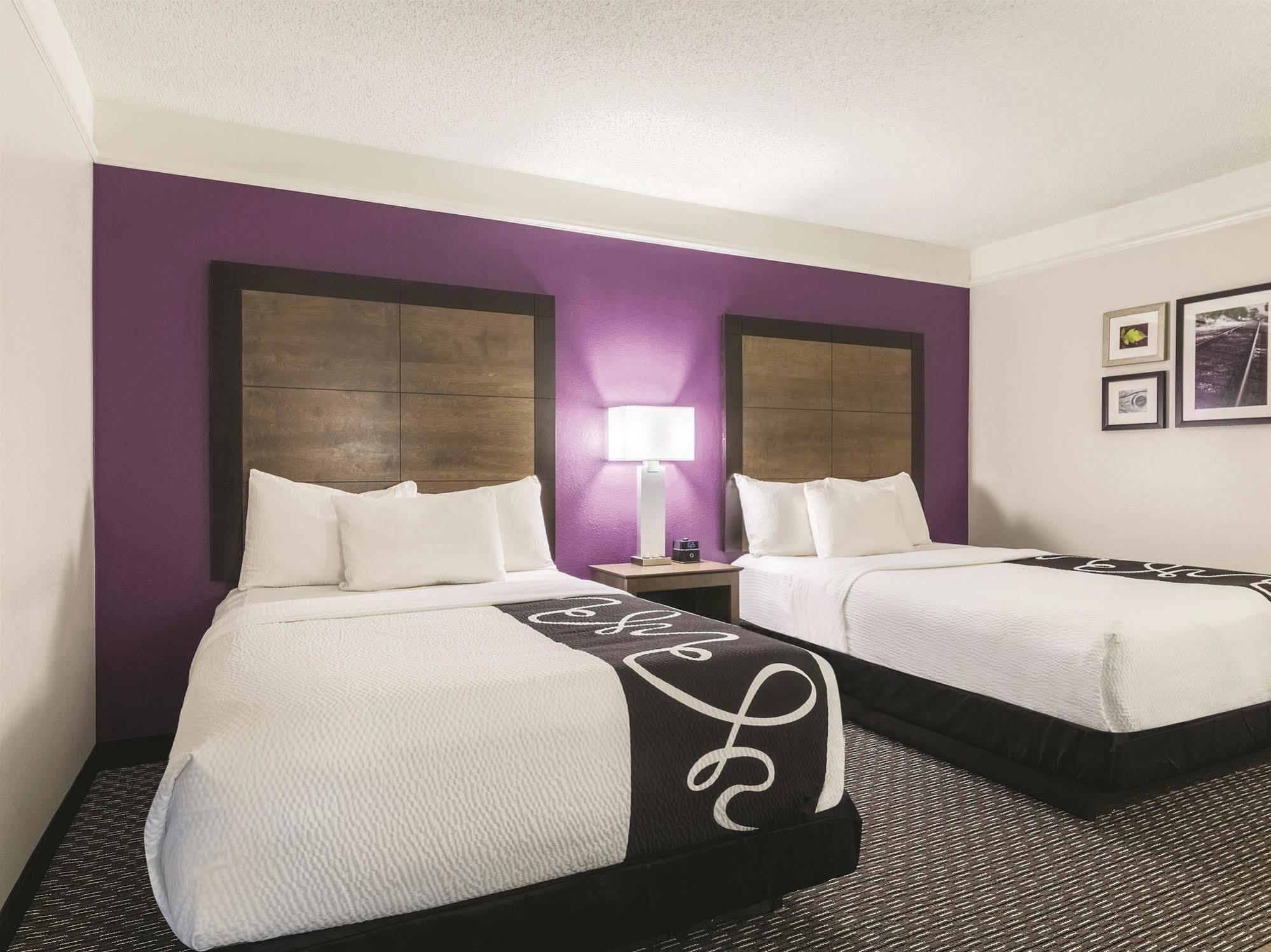 Отель La Quinta By Wyndham Alexandria Airport Экстерьер фото
