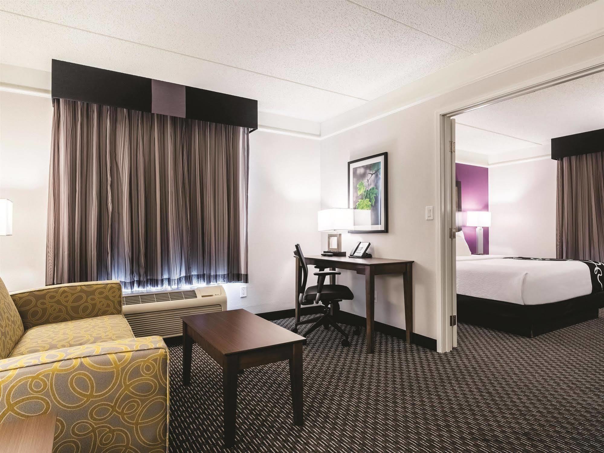 Отель La Quinta By Wyndham Alexandria Airport Экстерьер фото