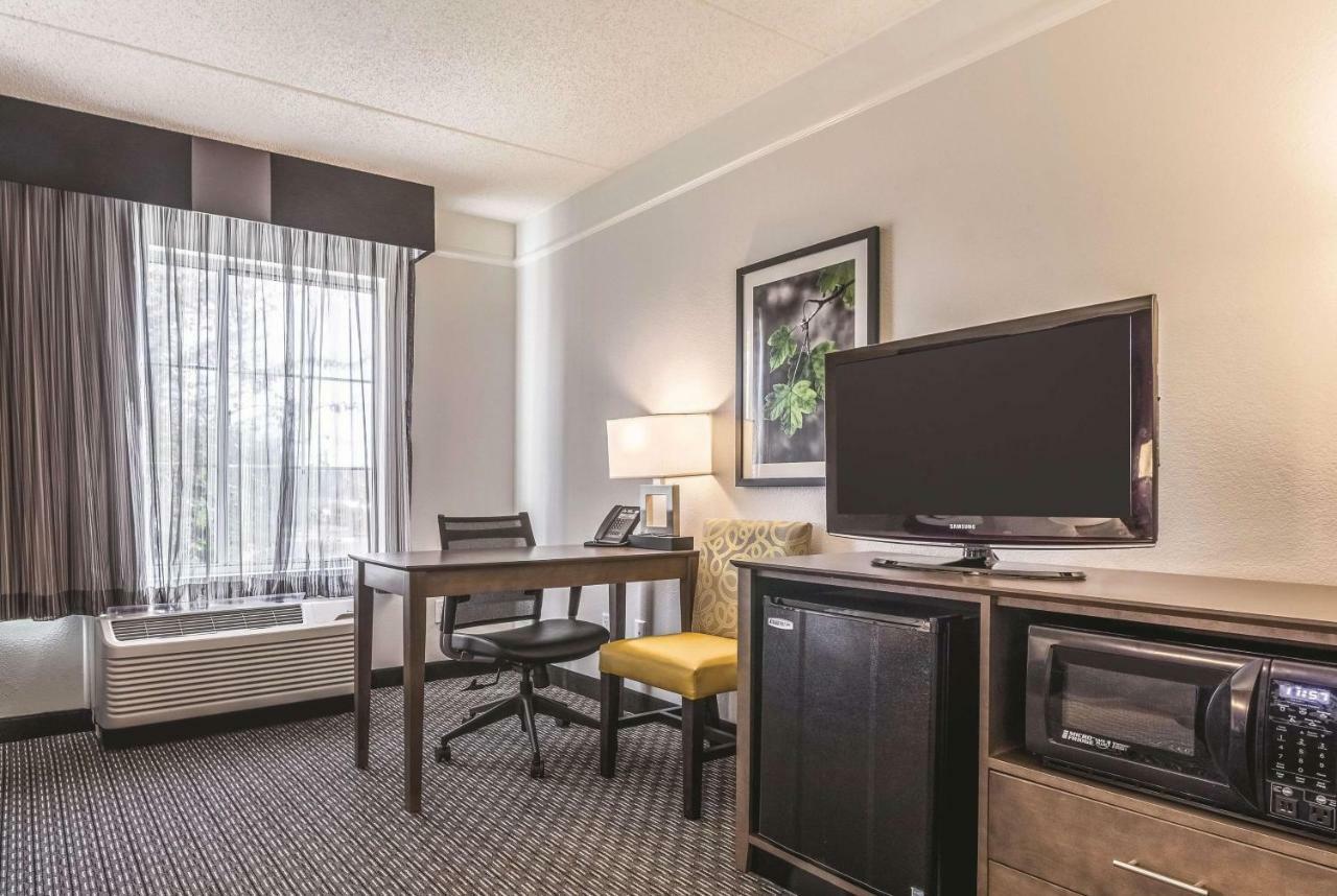 Отель La Quinta By Wyndham Alexandria Airport Экстерьер фото