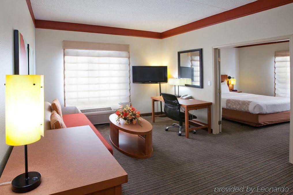 Отель La Quinta By Wyndham Alexandria Airport Экстерьер фото